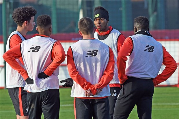 Daniel Sturridge 'lên mặt' với đàn em trên sân tập