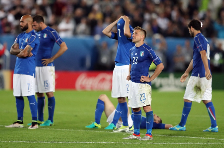 Bóng đá Italia: Một năm của những giọt nước mắt đắng cay