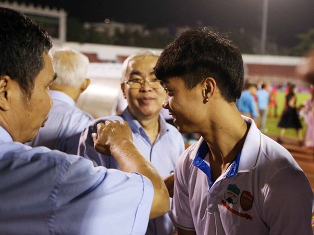 Ảnh bài viết Công Phượng sành điệu, rạng rỡ gặp chủ tịch VFF