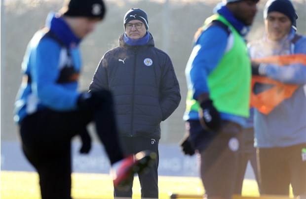 Ranieri kiệm nụ cười trên sân tập của Leicester City 