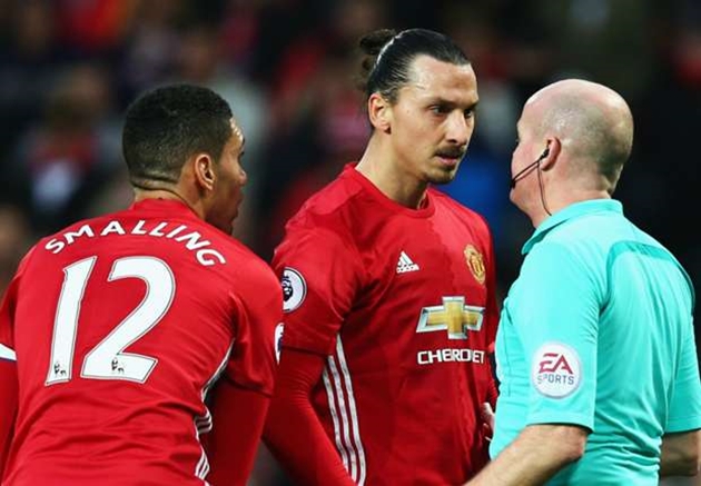 Ảnh bài viết Từ chối bàn thắng của Ibra, trọng tài bị CĐV M.U gọi là 'kẻ vô dụng'