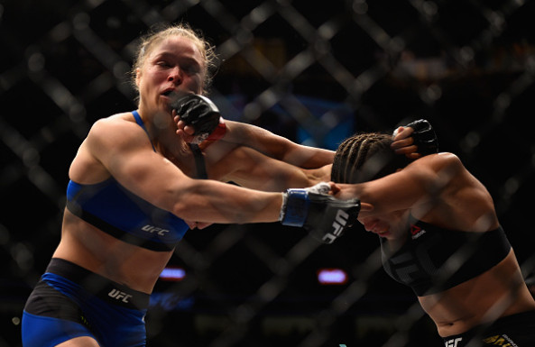 Vừa trở lại, 'nữ hoàng UFC' Rousey đã thảm bại chỉ sau 48 giây