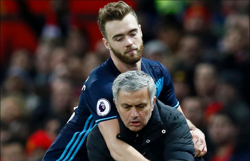 Mourinho đứng ngồi không yên, "câu giờ" lộ liễu vì 3 điểm