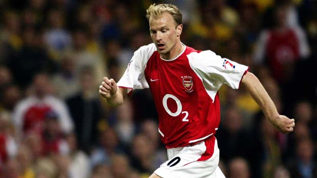 Chiêm ngưỡng Dennis Bergkamp xử lí bóng một chạm