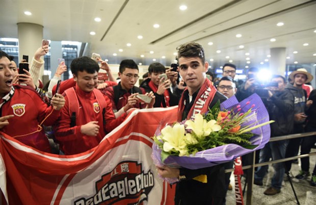 Oscar bị fan vây kín ngay khi vừa đến Trung Quốc
