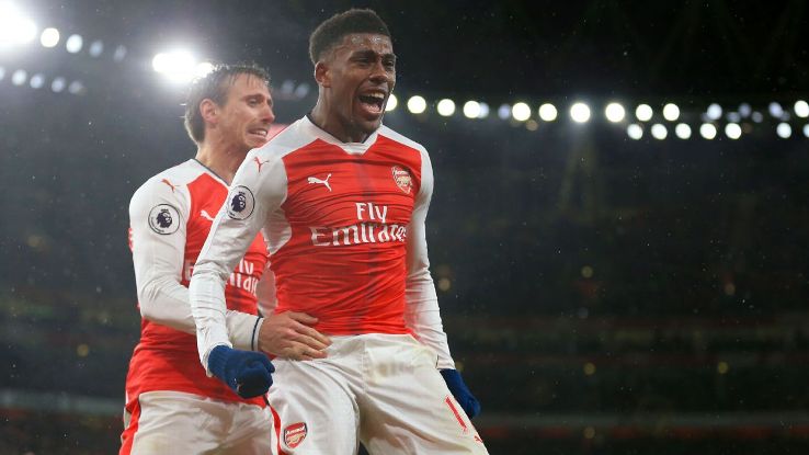Toả sáng ở vai trò mới, Iwobi vẫn chưa làm Wenger hài lòng