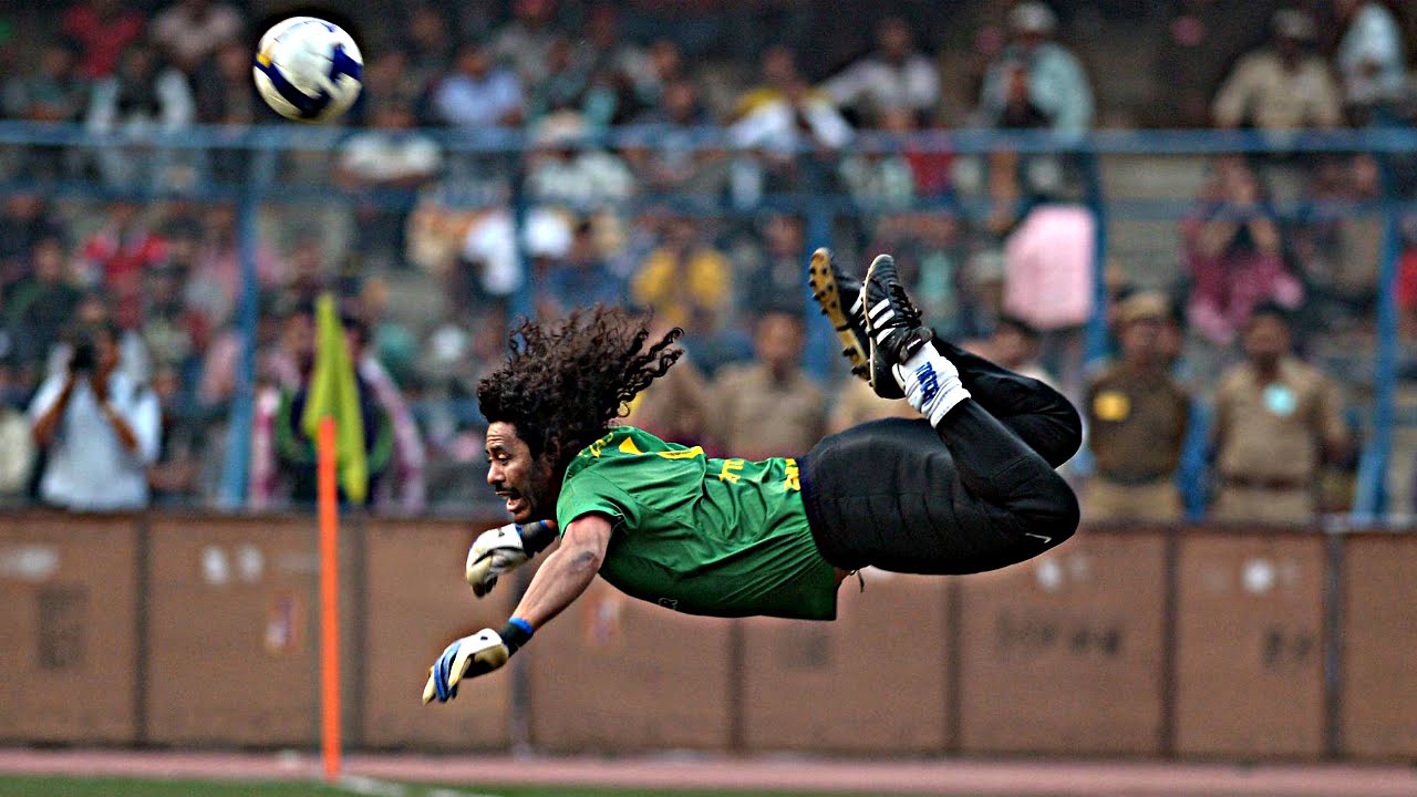 5 pha đá bóng kiểu bọ cạp đáng nhớ trong lịch sử: Thủ môn huyền thoại Higuita