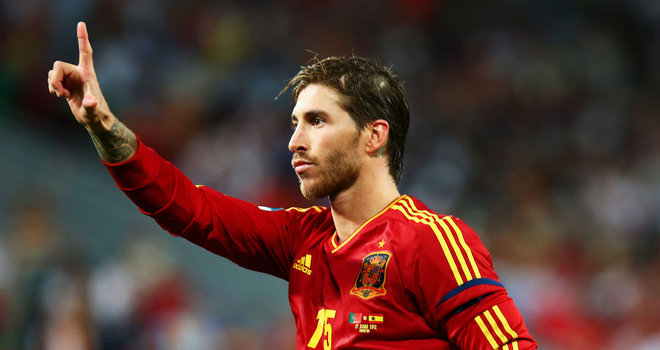 5 tiền đạo nổi tiếng ghi bàn cho ĐTQG kém Sergio Ramos
