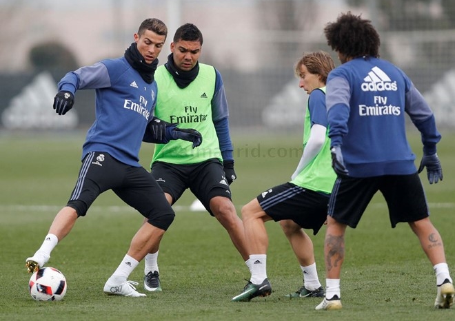 Ronaldo khoe giày mới trong buổi tập đầu năm