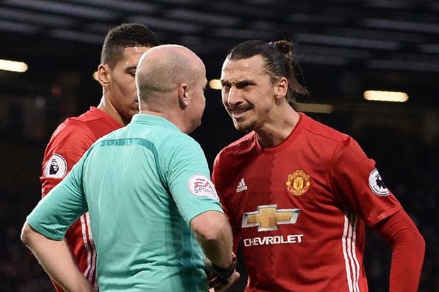 Ảnh bài viết Câu chuyện trọng tài: Man United và 14 lần 'khóc hận'