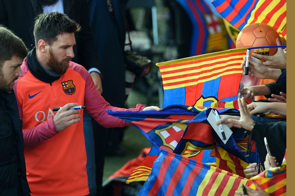 Ảnh bài viết CĐV vây kín Messi, Neymar trong buổi tập thứ hai trong năm 2017