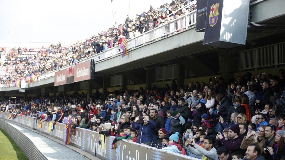 Số NHM 'khủng' kéo đến xem Barca đá tập