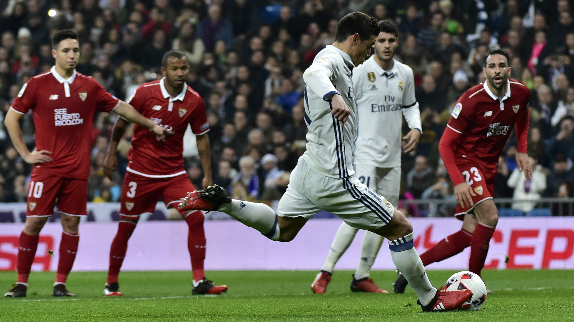 Cầu thủ bị 'ruồng bỏ' tỏa sáng, Kền kền hạ sát Sevilla ngay tại thánh địa Bernabeu