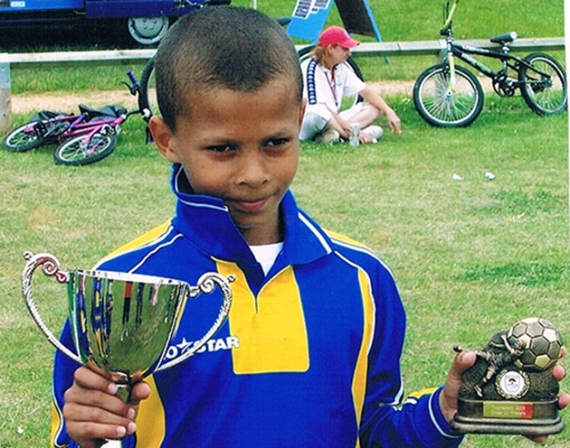 Dele Alli: Cha bỏ rơi, mẹ nghiện rượu và hành trình ngôi sao