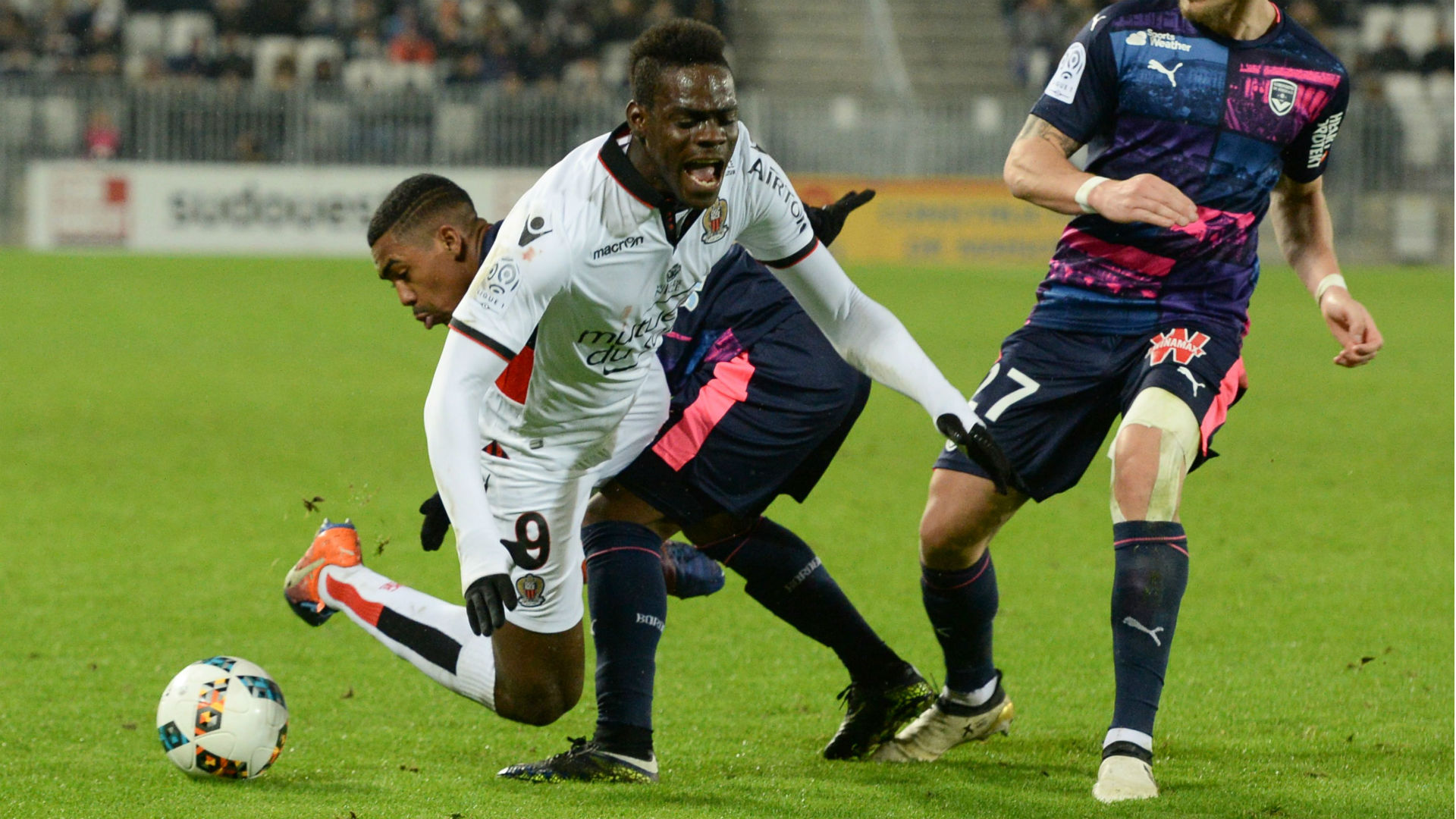 CHÍNH THỨC: Balotelli trả giá vì chơi xấu