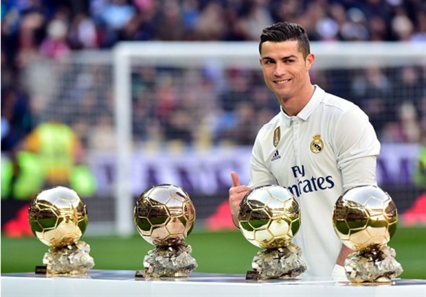Đầu năm 2017, Ronaldo mang ra sân khoe cả 4 QBV