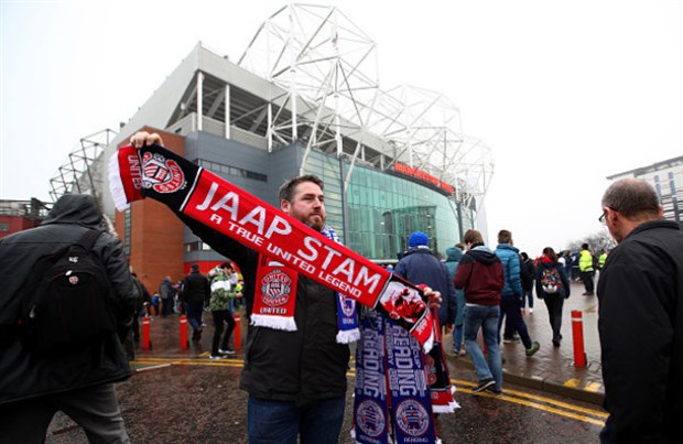 Khăn quàng của Jaap Stam đắt hàng tại Old Trafford