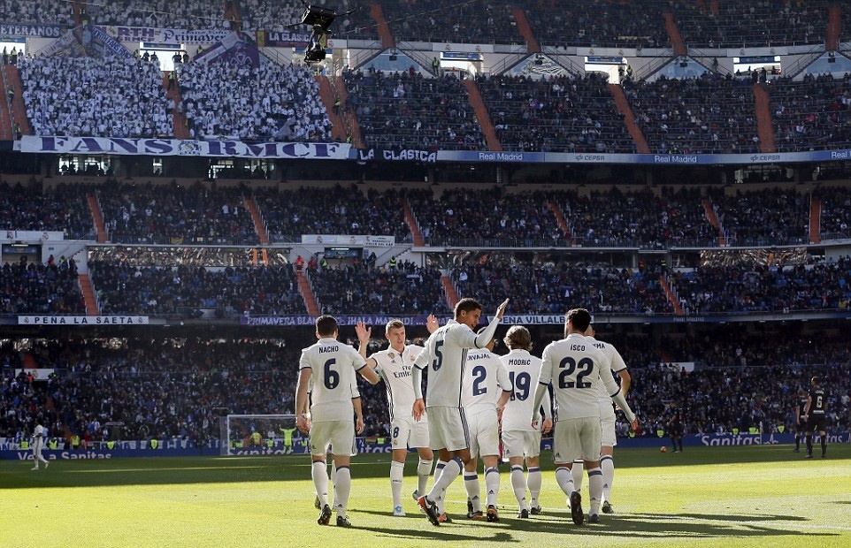 Ronaldo khoe bóng vàng, Real hủy diệt Granada với 'bàn tay nhỏ'