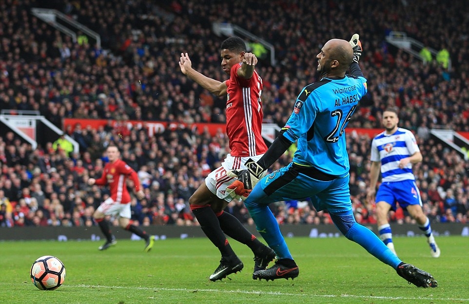 Sân Old Trafford bật cười khi thủ môn biếu bàn thắng cho M.U