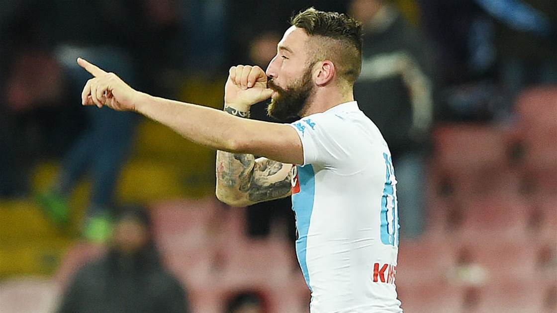 Mertens im tiếng, Napoli ngược dòng nghẹt thở trước 10 người Sampdoria