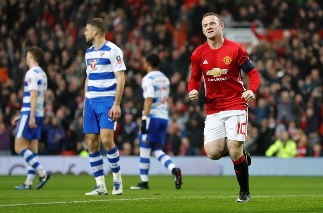Rooney san bằng kỉ lục của huyền thoại, Mourinho nói gì?