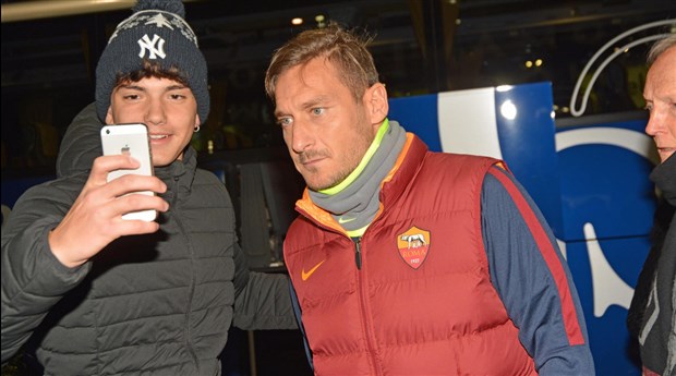 Totti phờ phạt khi chụp ảnh cùng NHM