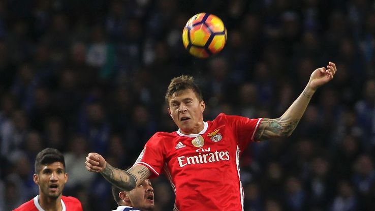 Ảnh bài viết BẤT NGỜ: Sao Man Utd đòi đá cặp cùng Lindelof