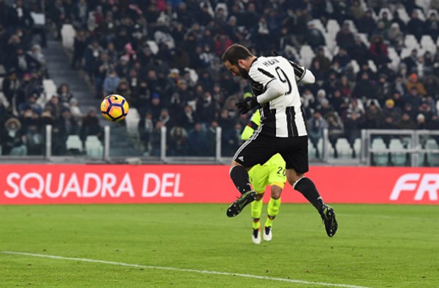 Higuain lập cú đúp, Juventus viết nên trang sử mới