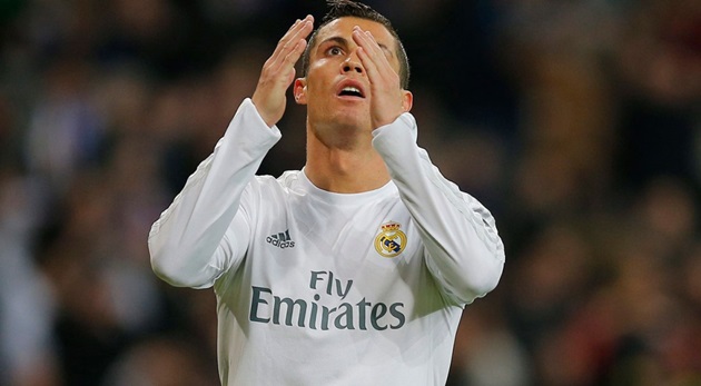 Ở khoảng cách này, CR7 vẫn có thể đá lên trời?