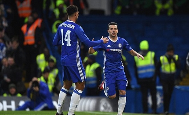 Pedro lập cú đúp, Chelsea đánh bại Peterborough dù chơi thiếu người