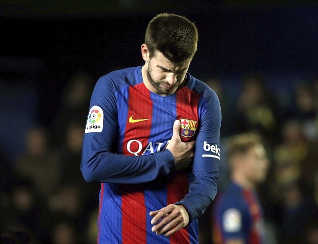 Pique 'khiêu khích' chủ tịch La Liga trên khán đài