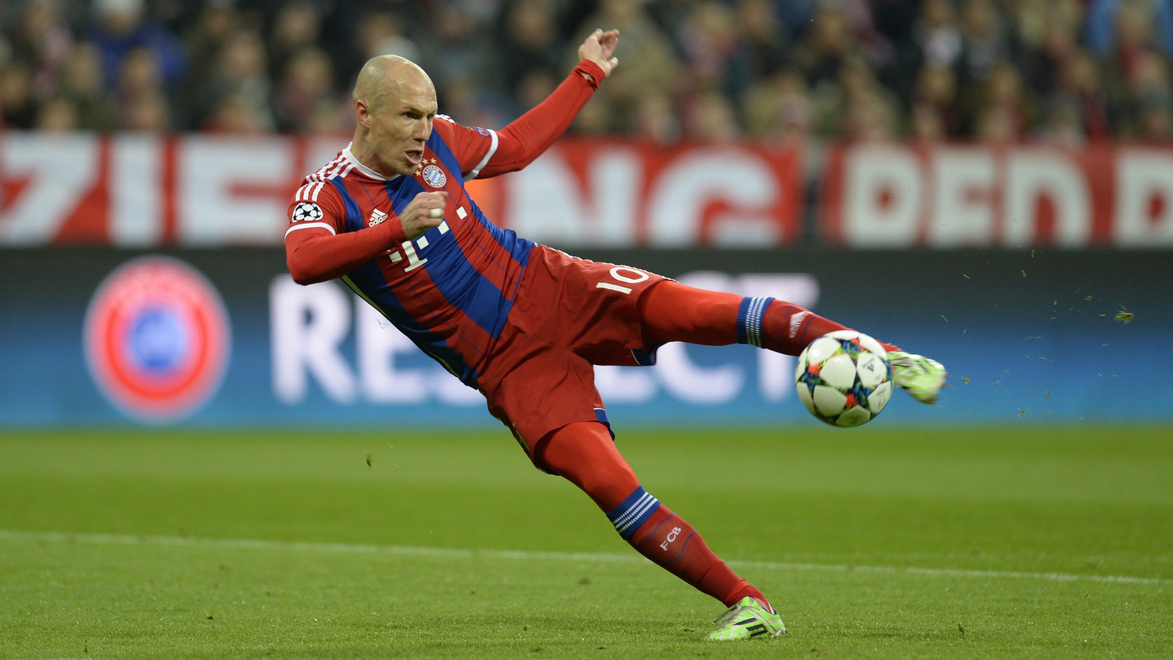 Robben in dấu giày trong "ngôi đền" của những huyền thoại Bundesliga