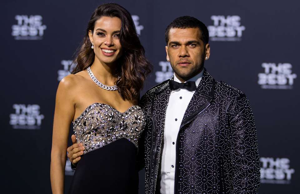 Alves tức giận khi người Barcelona không dự lễ trao giải FIFA