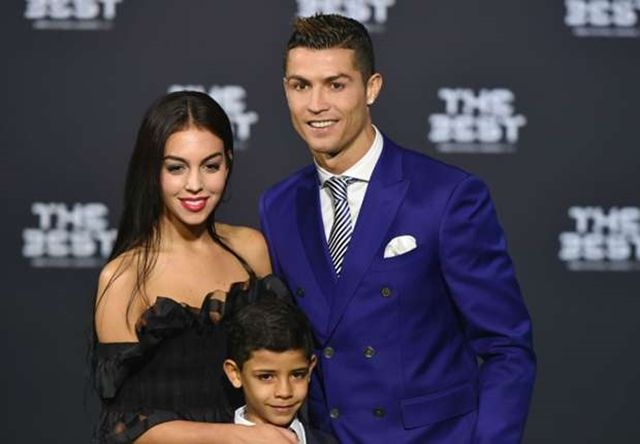 Bạn gái mới tháp tùng Ronaldo trong lễ trao giải FIFA