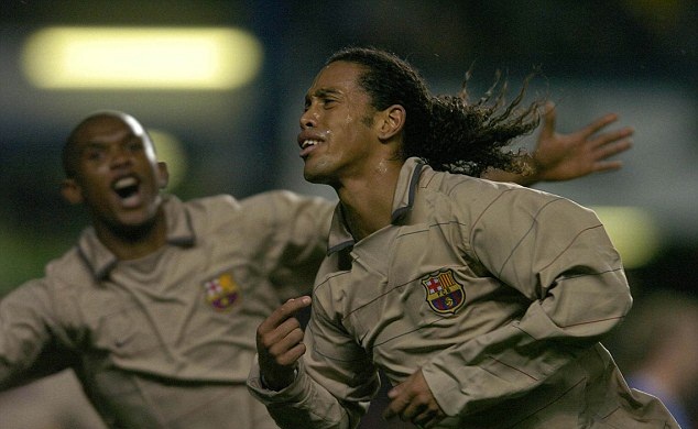 Ảnh bài viết Pha lập công kinh điển của Ronaldinho vào lưới Chelsea