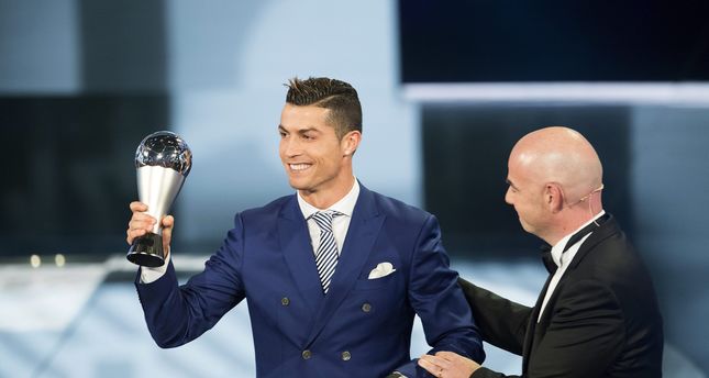 Ronaldo 'đá đểu' Barcelona ngay trên bục nhận giải