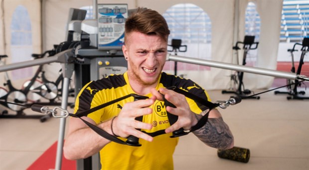 'Soái ca' Reus một mình nhăn nhó trong phòng tập của Dortmund