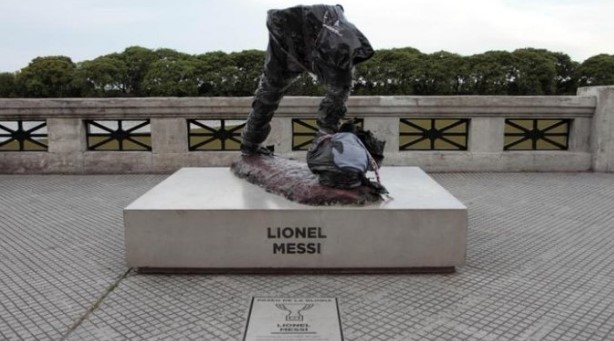 Tượng Messi bị phá hoại trong ngày thua Ronaldo