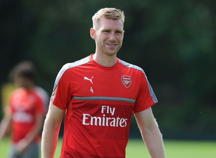 Arsenal thay đổi chóng mặt với trường hợp của Mertesacker