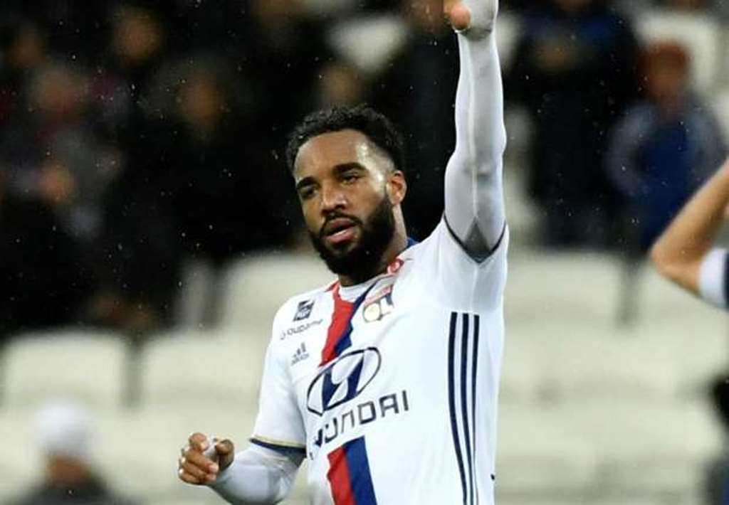 'Đại gia' bí ẩn chi 70 triệu euro cho Lacazette