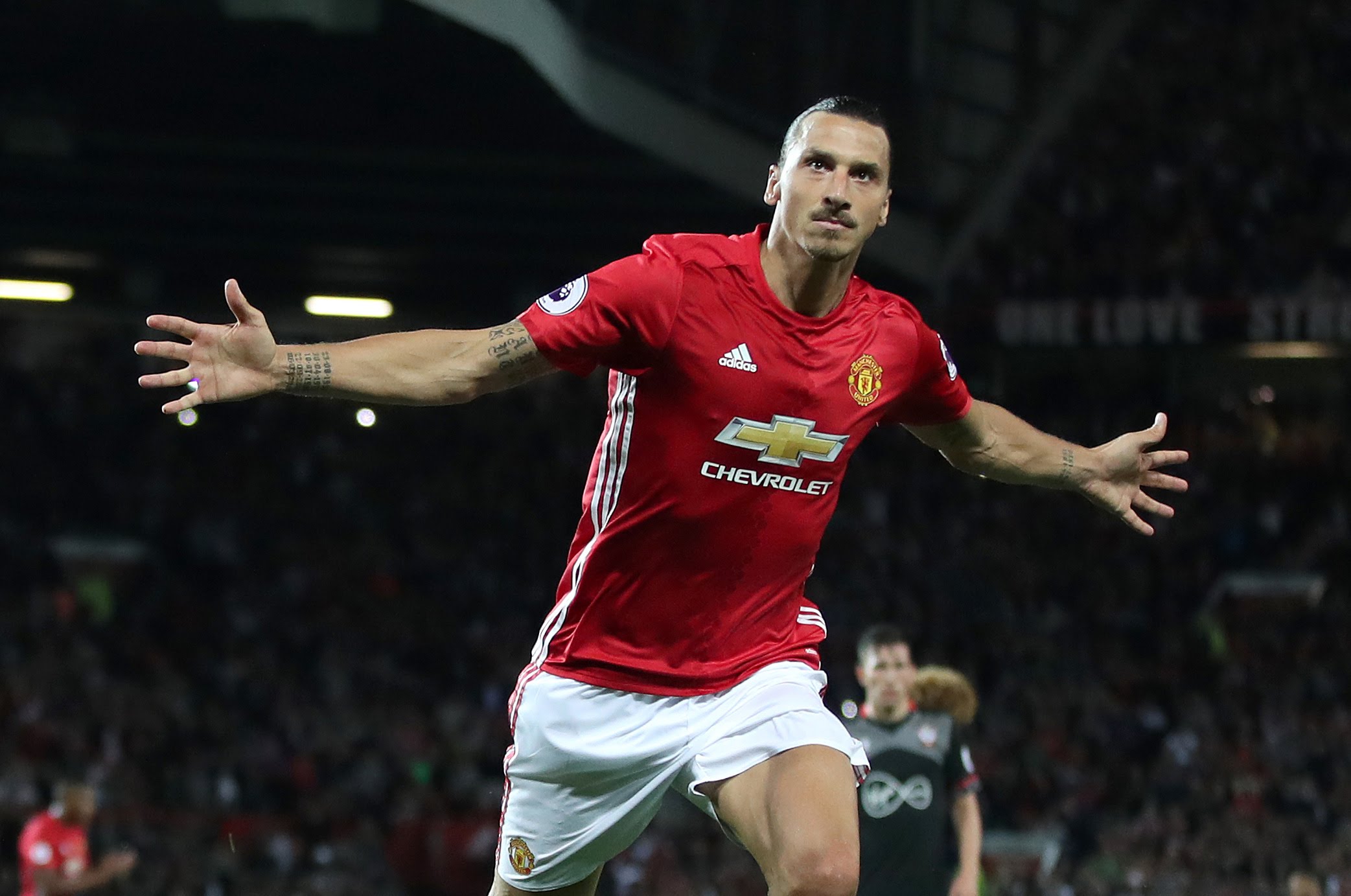 Điểm tin sáng 11/01: M.U sắp có hậu vệ, Ibrahimovic bị ốm, Torres trở lại Anh