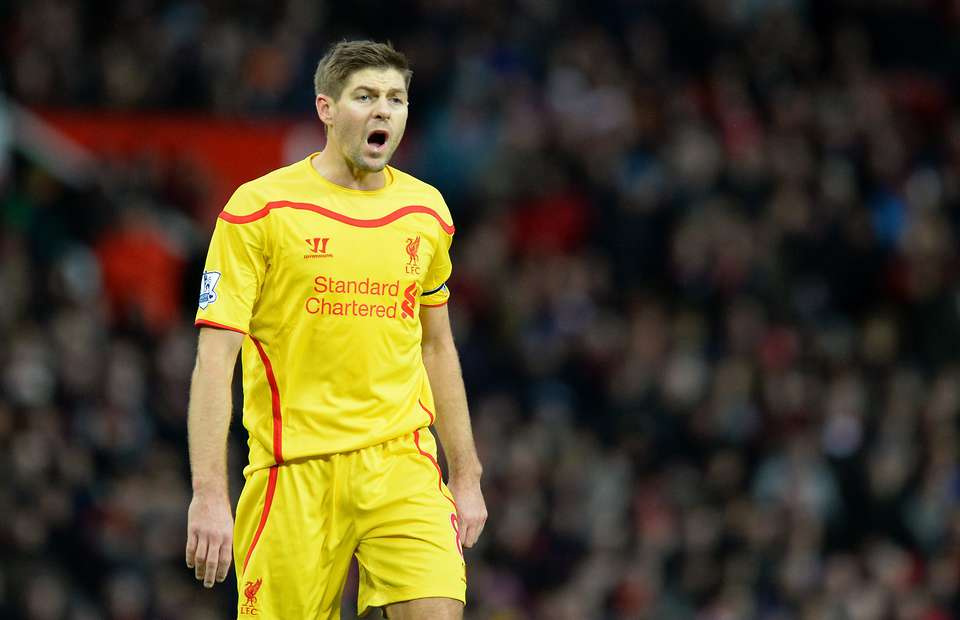 Fan Liverppool 'sôi máu' khi tên Gerrard xuất hiện tại Old Trafford