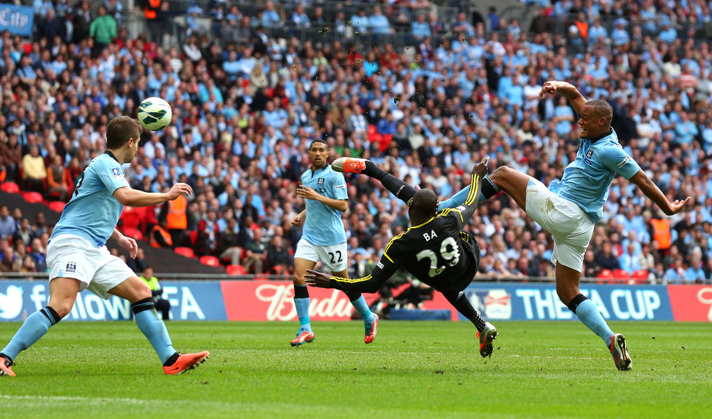 Siêu phẩm móc bóng của Demba Ba vào lưới Manchester City