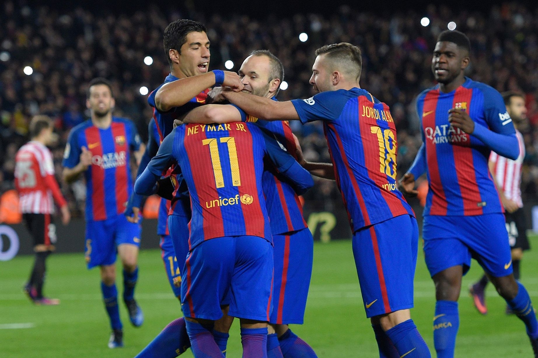 Messi tiếp tục sắm vai "đấng cứu thế", Barca ngược dòng đoạt vé đi tiếp đầy kịch tính