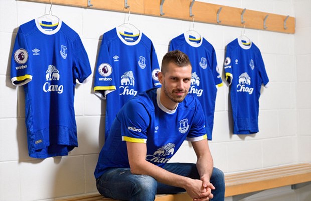 Chùm ảnh: Schneiderlin rạng ngời khoe màu áo mới