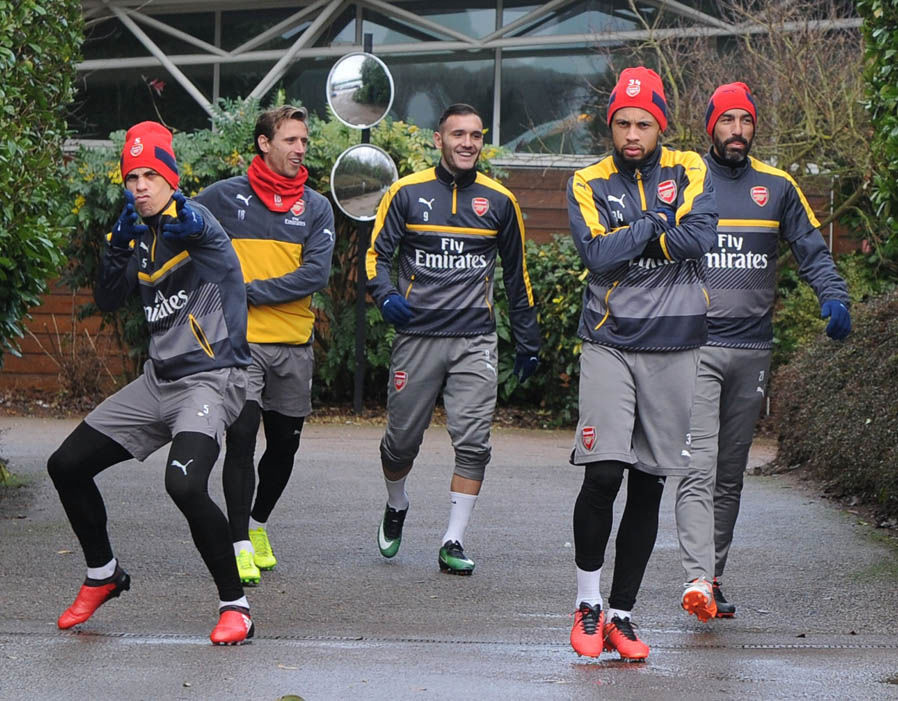 Ảnh bài viết Dàn sao Arsenal tạo dáng ngộ nghĩnh dưới tiết trời lạnh giá