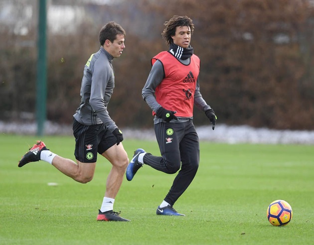 Ảnh bài viết Nathan Ake hào hứng trên sân tập chuẩn bị chạm trán Leicester