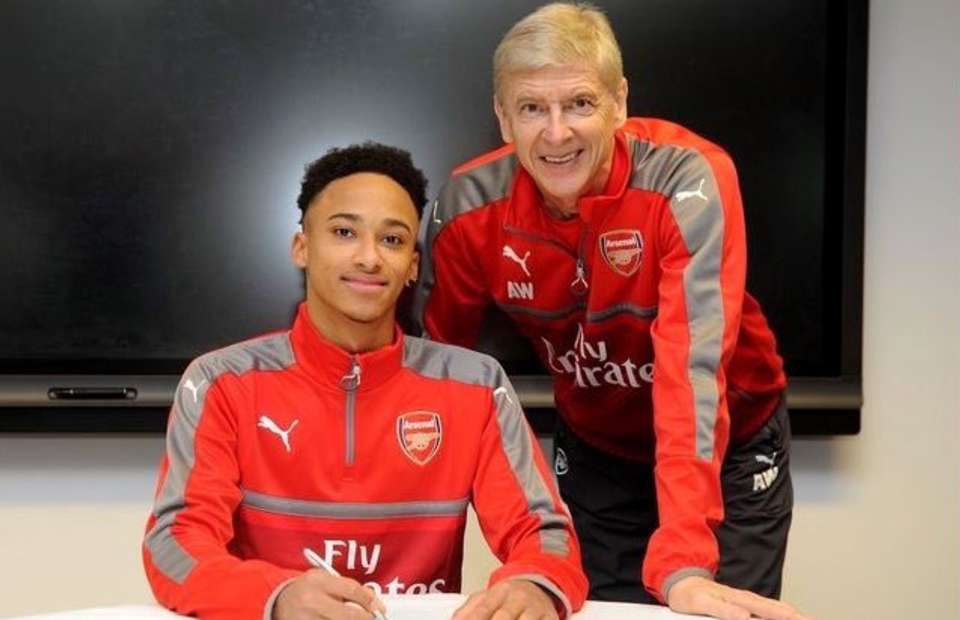 Bị phát hiện là fan Man Utd, tân binh Arsenal xóa luôn Twitter