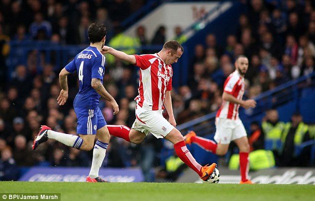 Charlie Adam sút tung lưới Chelsea từ hơn nửa sân