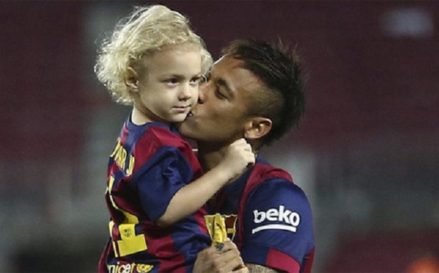 Con trai Neymar hội ngộ Messi, Suarez và Pique 'đệ nhị' 